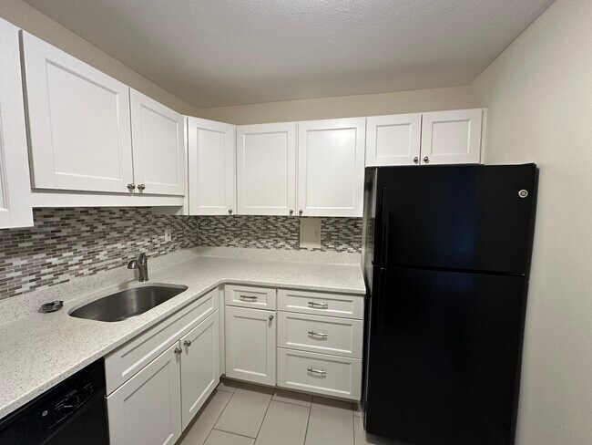 Building Photo - 75 Monmouth St