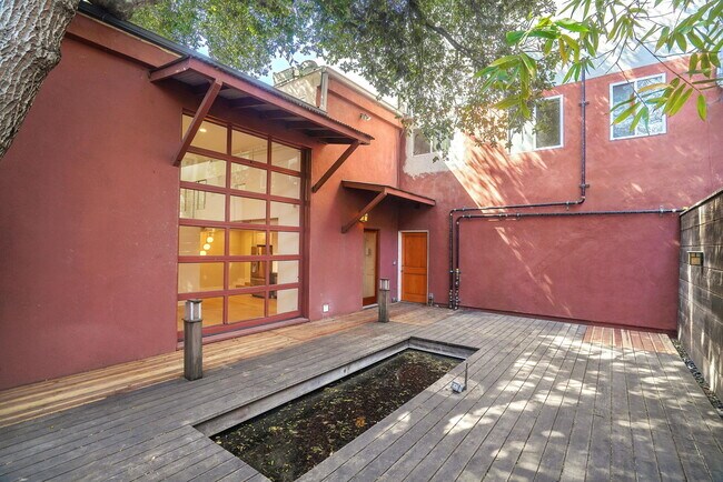 Foto del edificio - 1413 Cloverfield Blvd