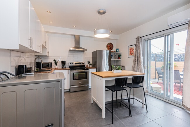 Building Photo - 4010 Rue Hochelaga