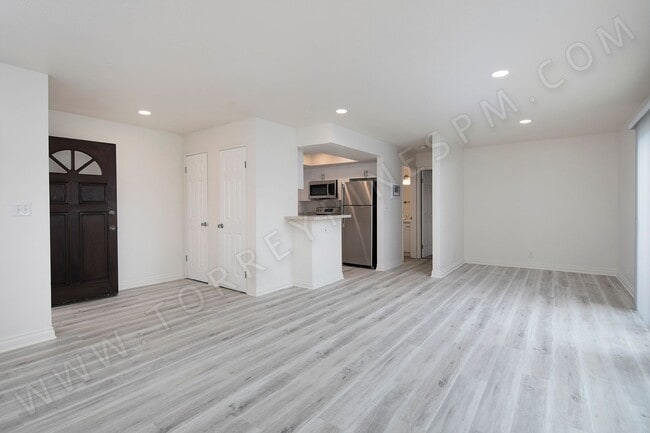 Building Photo - 1BR Gem on Seacoast Drive with Private Bal...