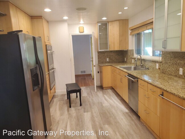 Building Photo - 5 br, 3 bath House - 12800 LA Barranca