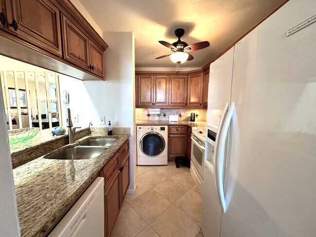 Building Photo - STUNNING SEASONAL 2/2 CORNER CONDO WITH OV...