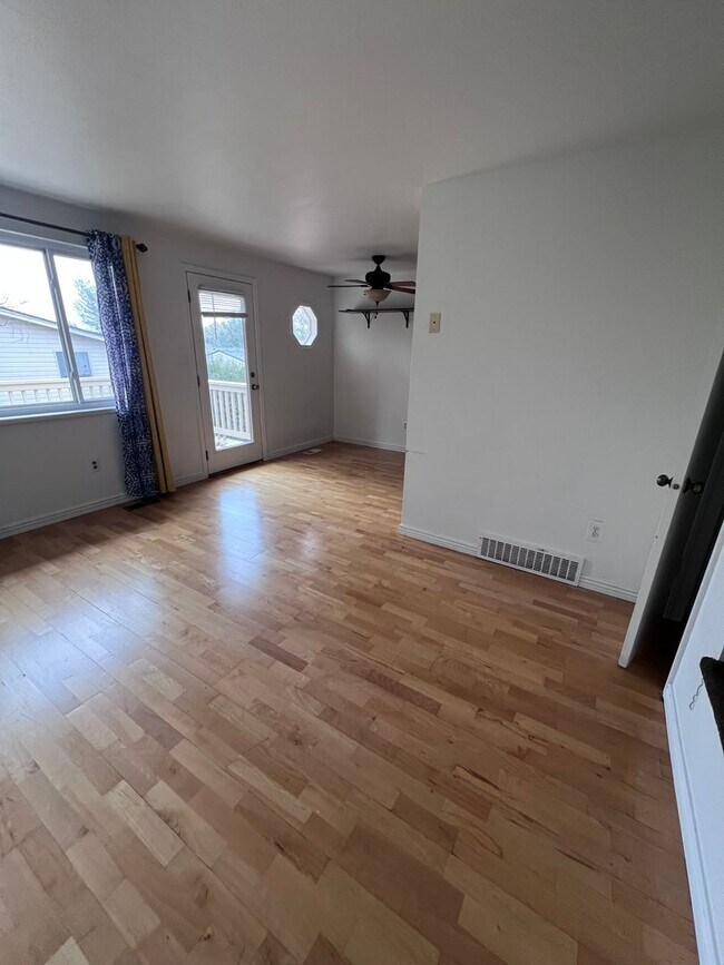 Building Photo - MOVE IN SPECIAL 2 Bed 2 Bath Townhome in L...