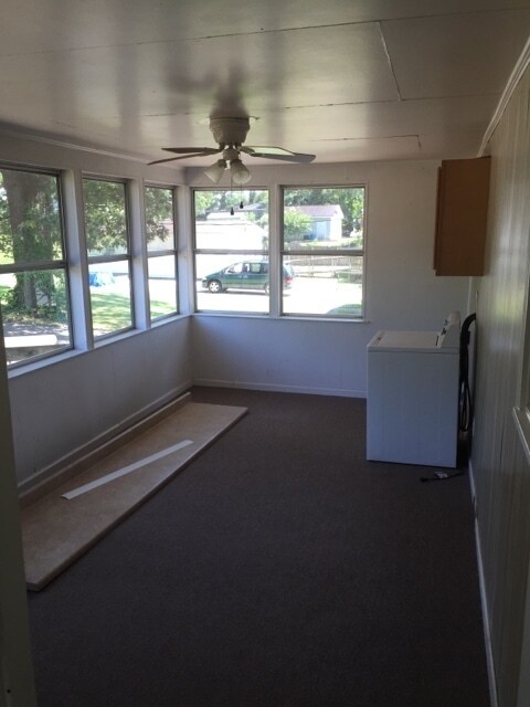 Building Photo - 3 BR with large remodeled kitchen convenie...