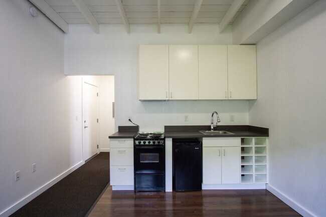Foto del edificio - Minimalist Studio Loft: Vaulted Ceilings &...