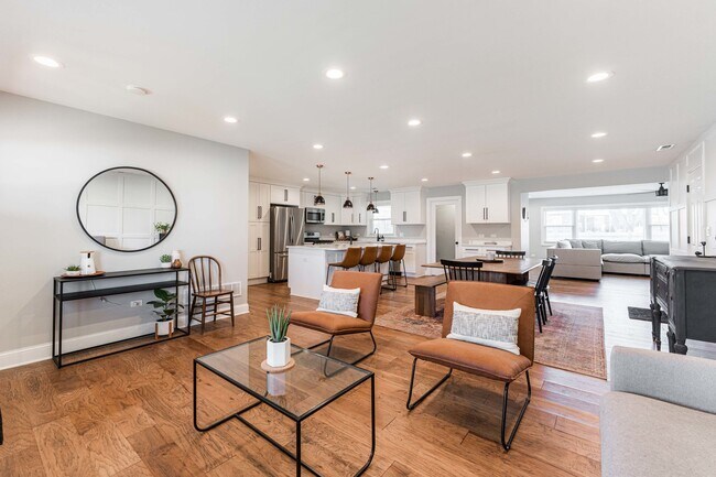 Building Photo - 15050 Holiday Ct