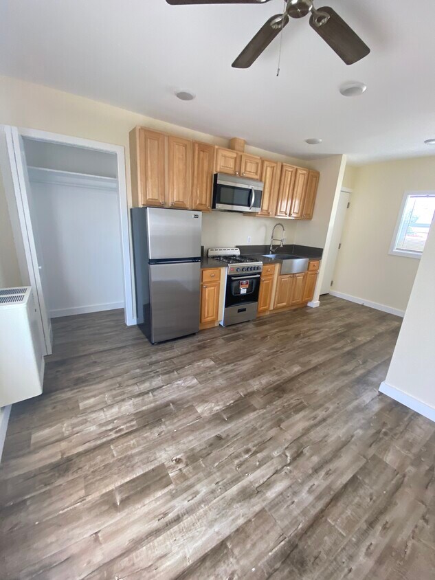 Foto principal - 1147 E Florence Ave
