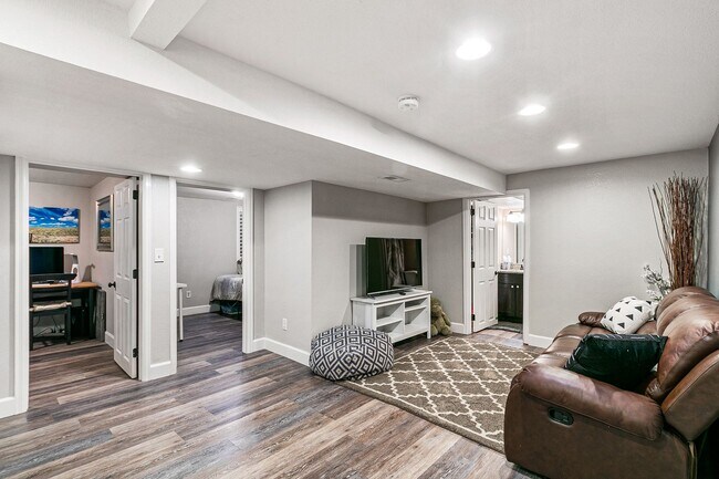 Building Photo - Remodeled Ranch in Mayfair, walk to Trader...