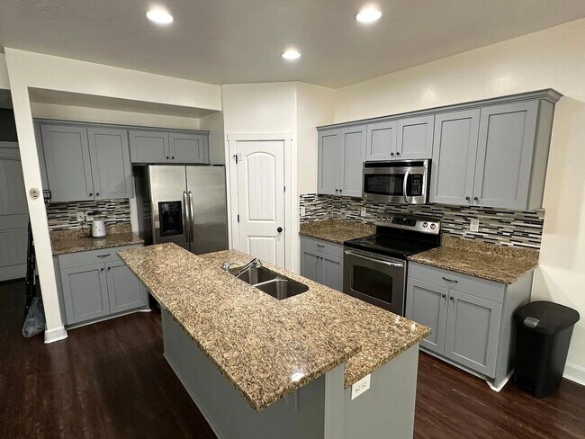 Building Photo - Luxurious Spacious layout in convenient Sa...