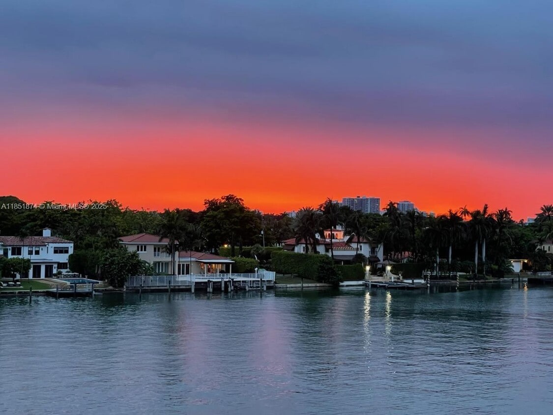 Foto principal - 5838 Collins Ave