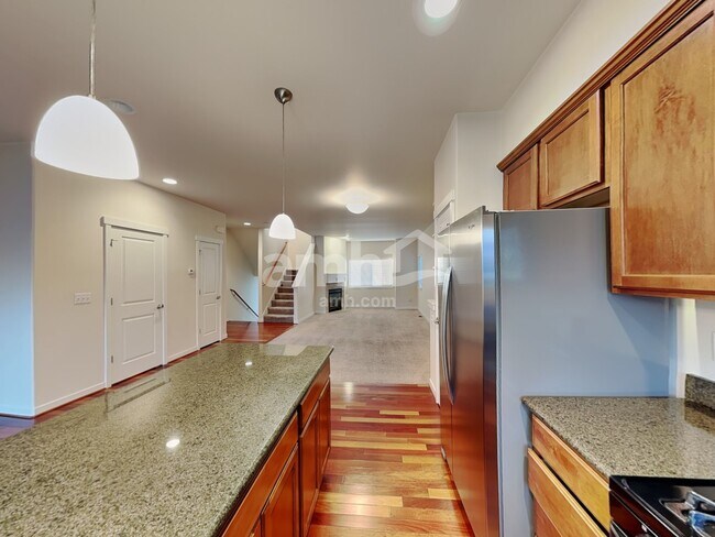 Foto del edificio - 7341 Rainier Dr