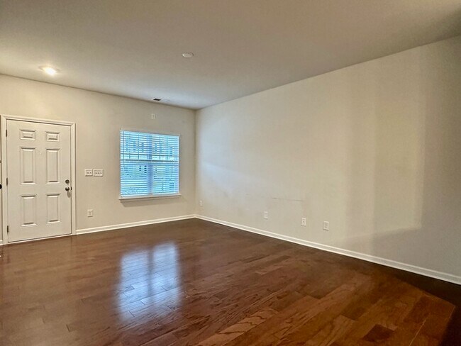 Building Photo - Unfurnished three bedroom 2.5 bathroom Tow...