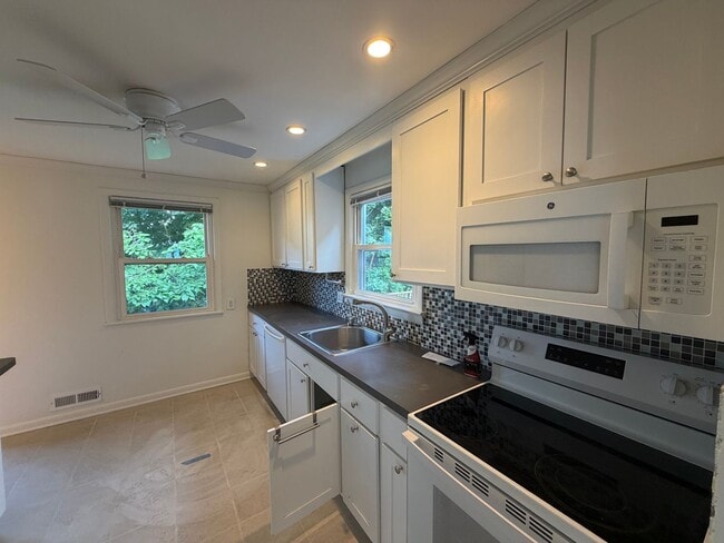 Building Photo - Beautiful Single Family Home In Lovely Neighborhood