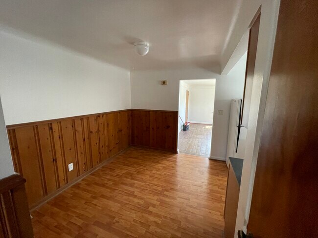 Building Photo - 3020 Parkview Ave