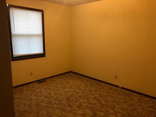 Building Photo - $995 - 3 bed 1 bath - Single Family Home