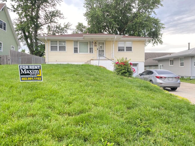 Building Photo - Beautiful 3 bed 1 bath house, over sized driveway, garage and fenced in back yard $1,595  [Move-i...