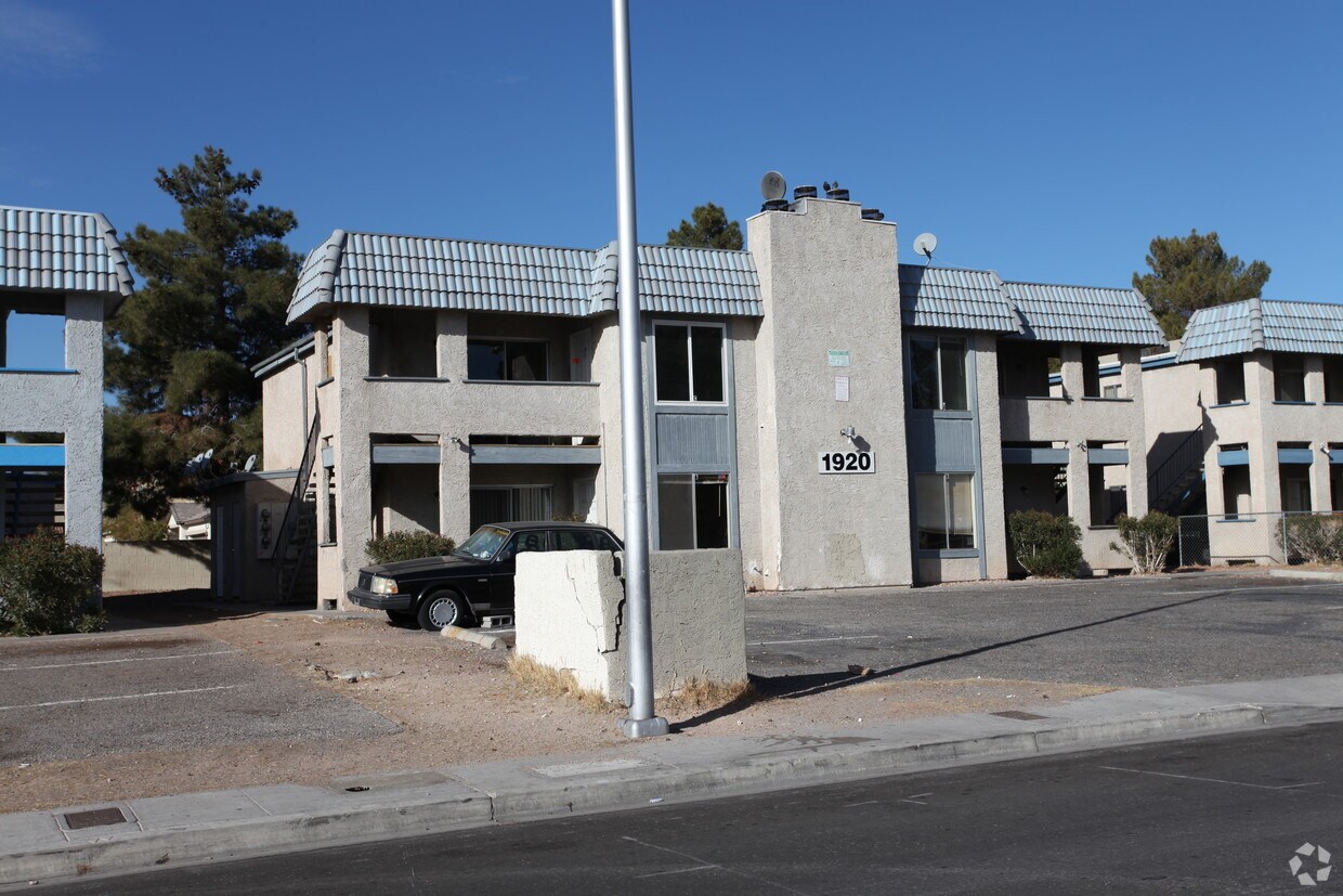 Building Photo - 1920 Lirio Way