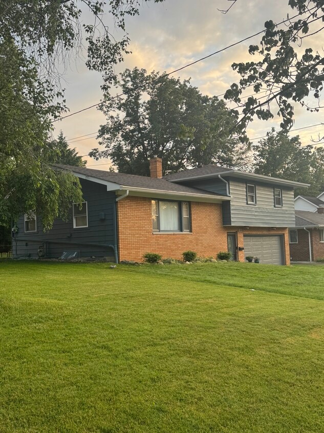 Primary Photo - 320 Bowman Dr