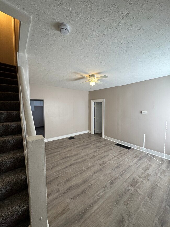 Building Photo - 404 N Chestnut Ave