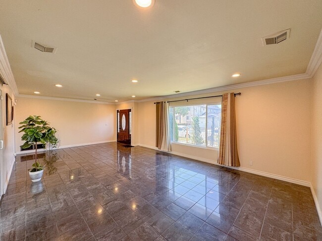 Foto del edificio - 3Bd 2Ba House in Hawthorne w/backyard 2 car garage