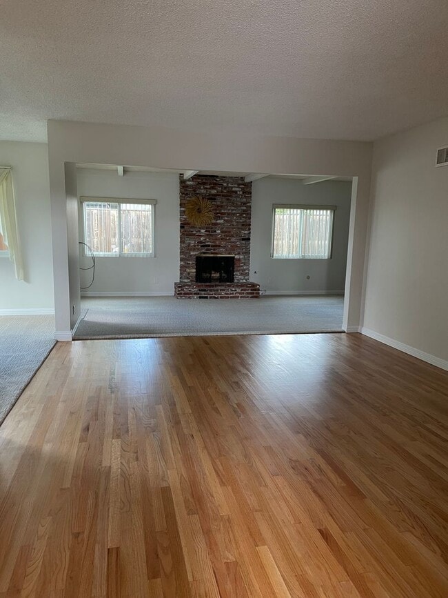 Building Photo - ** Beautiful 3 Bedroom, 2 Bathroom Single ...