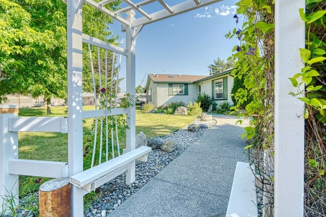 Building Photo - For Lease: 3BR/2BA Home with Spacious Yard – $2,400/mo