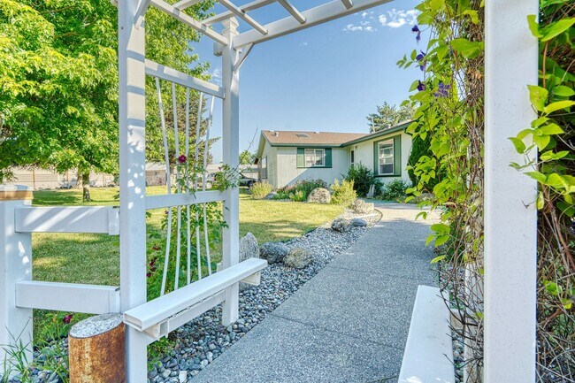 Foto del edificio - For Lease: 3BR/2BA Home with Spacious Yard – $2,400/mo