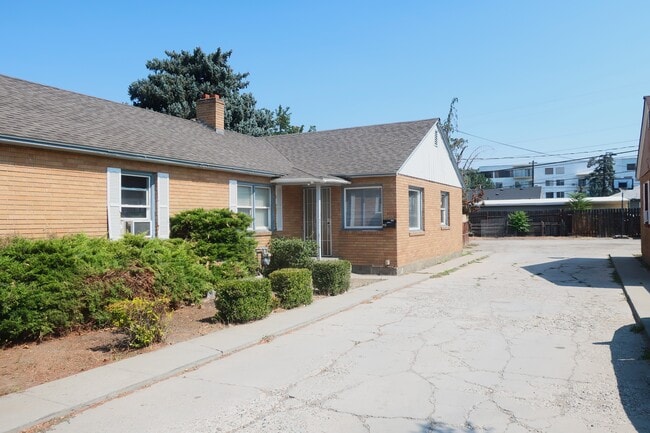 Building Photo - 711 Highland Dr