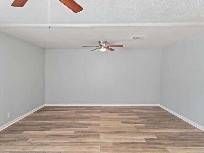 Building Photo - 5427 Willow Glen Dr