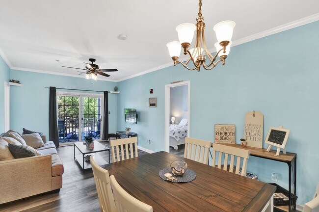 Foto del edificio - Charming 2-Bed, 2-Bath Condo for Rent in R...