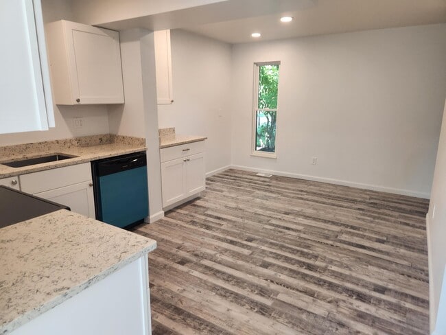 Building Photo - 956 Ravine Dr