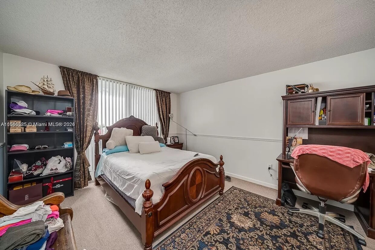 Foto principal - 2750 NE 183rd St