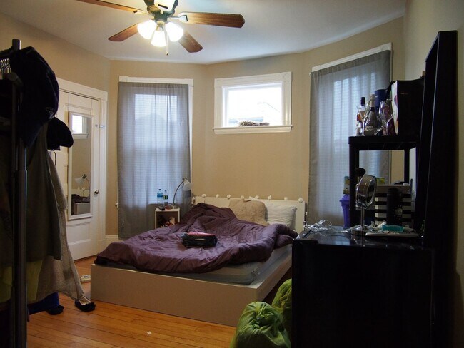 Foto del edificio - 7 BED CLOSE TO NEU!!!