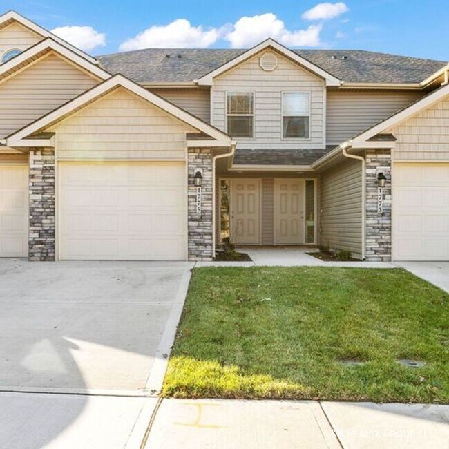 Building Photo - Newer 2 Bed Townhome in Belton w/ First Mo...