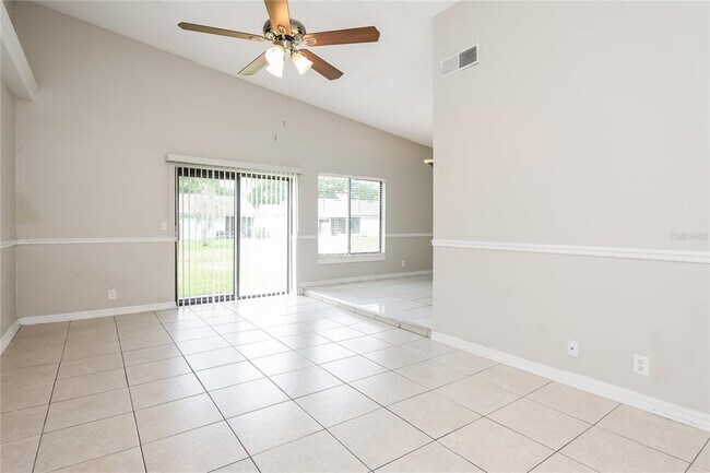 Building Photo - 820 E Flag Ln