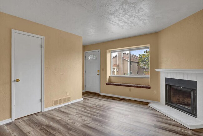 Building Photo - 4766 Live Oak Dr