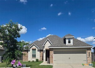 Building Photo - 1609 Hillside Dr