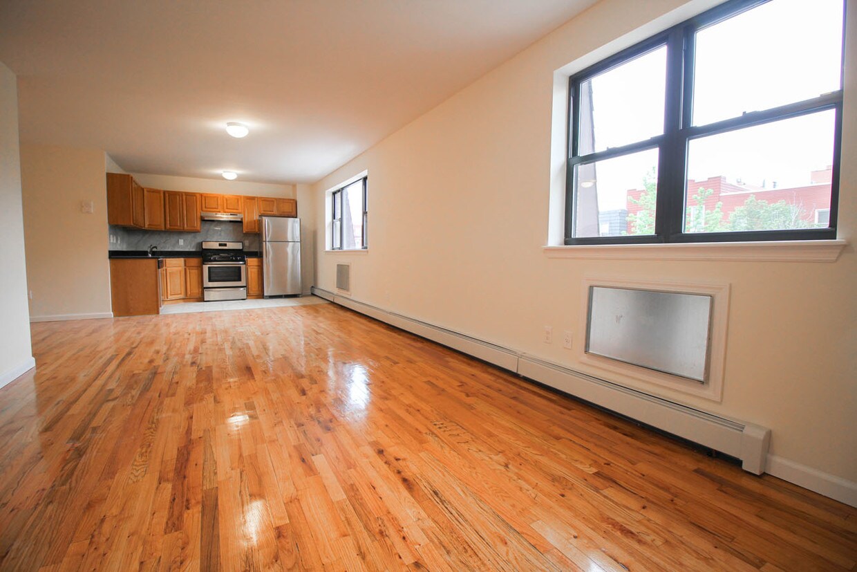 Foto principal - 142 McGuinness Blvd