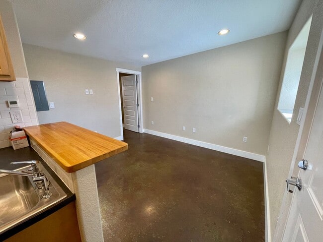 Building Photo - 1104 Columbine Ct