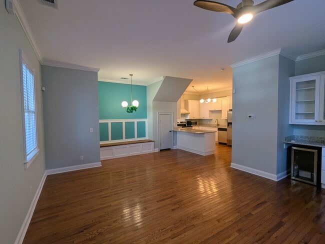 Building Photo - 305 E Henry St