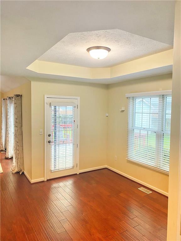 Building Photo - 2031 Pinewood Dr