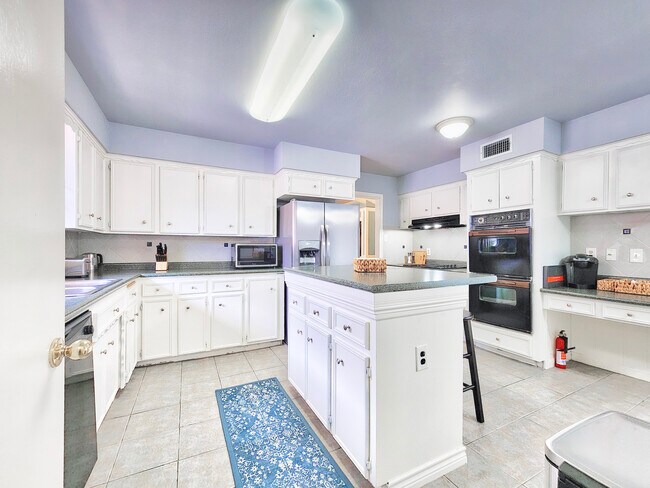 Building Photo - 7839 Bankside Dr