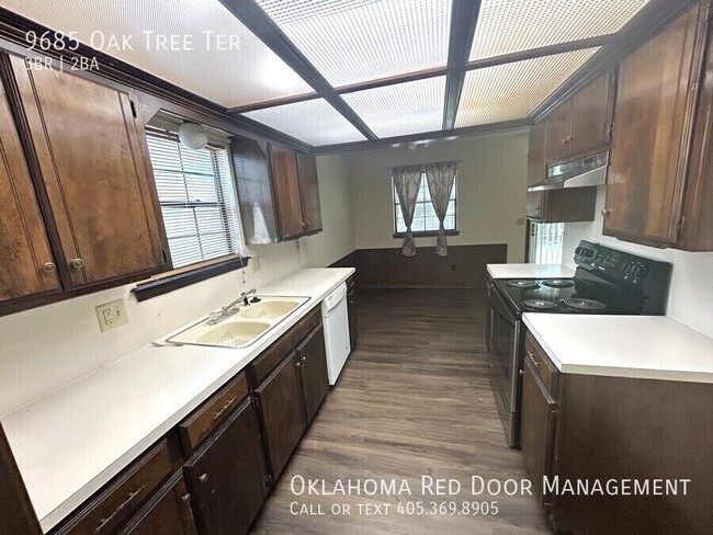 Building Photo - 9685 Oaktree Terrace