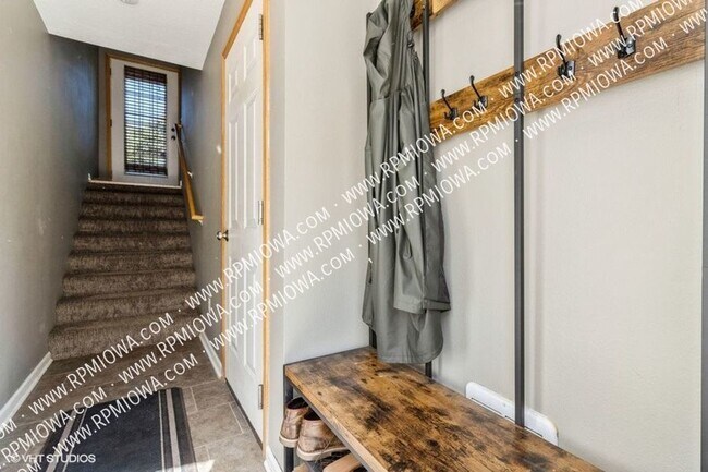 Building Photo - GREAT LOCATION!! 2 Bed, 2 Bath Townhome in...