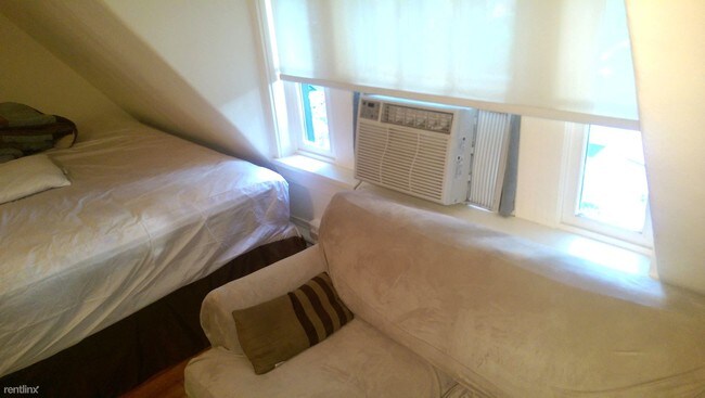 Building Photo - Studio, 1 bath Apartment - 300 Burns St 1