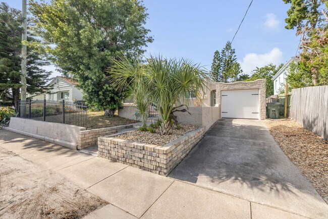 Foto del edificio - Renovated Spanish-Style 2/1 Beach Bungalow Just Steps to the Ocean!