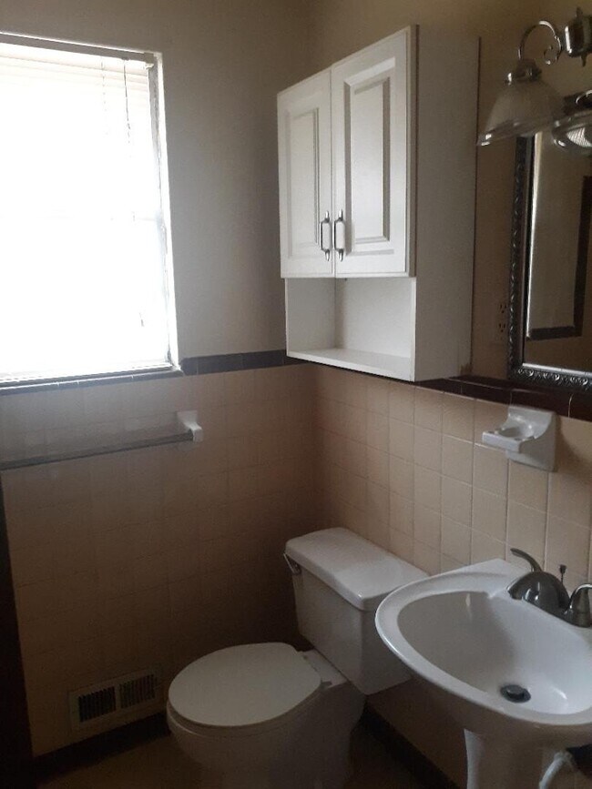 Foto del edificio - "Charming 2-Bedroom Oasis with Modern Comforts in Jonesboro!"