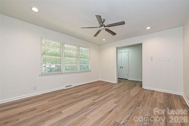 Foto del edificio - 5121 Farm Pond Ln