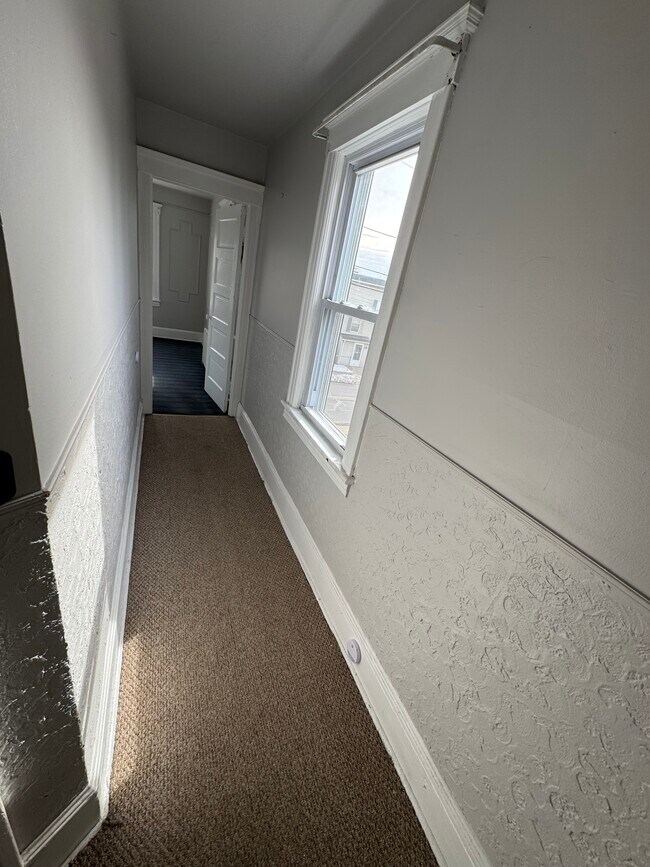 Pasillo a la sala de estar delantera - 306 W Camplain Rd