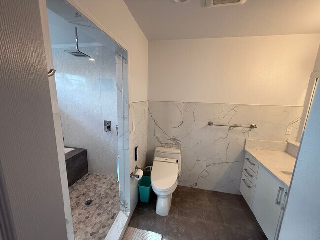 Foto del edificio - Fully Furnished, Modern & Spacious 3BD/2.5BA Home – Upper Pearl City